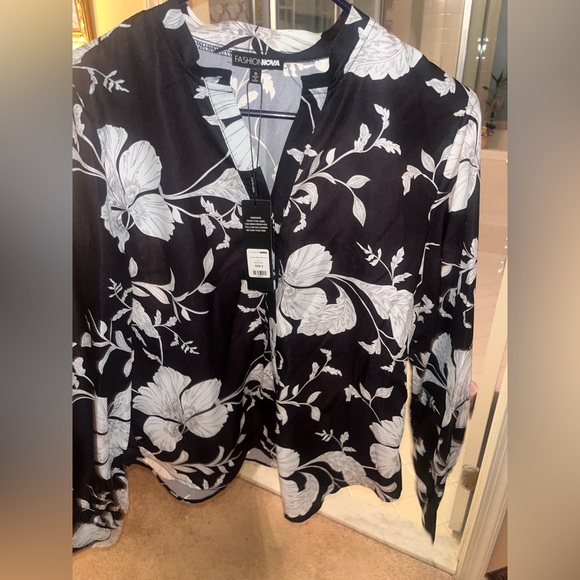 *BRAND NEW/ UNUSED* Women’s FashionnFloral Emotions Button Down Black Top- Small - Picture 8 of 11